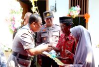 Kapolda Kepri Irjen Pol Yan Fitri Halimansyah serahkan kunci rumah kepada keluarga Harjito bersama istrinya Masbah. Dari Program bedah rumah Polda Kepri, Kamis (11/7/2024). Matapedia6.com/ Dok Humas Polda