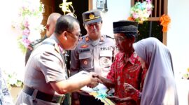 Kapolda Kepri Irjen Pol Yan Fitri Halimansyah serahkan kunci rumah kepada keluarga Harjito bersama istrinya Masbah. Dari Program bedah rumah Polda Kepri, Kamis (11/7/2024). Matapedia6.com/ Dok Humas Polda