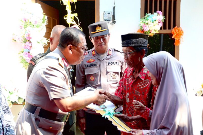 Kapolda Kepri Irjen Pol Yan Fitri Halimansyah serahkan kunci rumah kepada keluarga Harjito bersama istrinya Masbah. Dari Program bedah rumah Polda Kepri, Kamis (11/7/2024). Matapedia6.com/ Dok Humas Polda