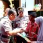 Kapolda Kepri Irjen Pol Yan Fitri Halimansyah serahkan kunci rumah kepada keluarga Harjito bersama istrinya Masbah. Dari Program bedah rumah Polda Kepri, Kamis (11/7/2024). Matapedia6.com/ Dok Humas Polda