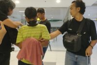 Pelaku pembunuhan sadis pasar Perumnas Sagulung digiring polisi saat tiba di Kota Batam, Jumat (12/7/2024). Matapedia6.com/Luci