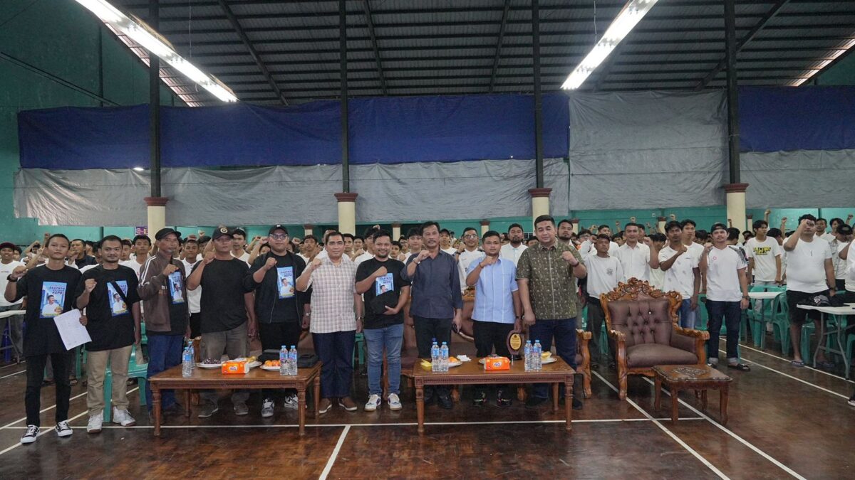 Muhammad Rudi bersama warga Karimun. Foto:Istimewa