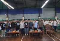 Muhammad Rudi bersama warga Karimun. Foto:Istimewa