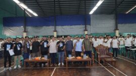 Muhammad Rudi bersama warga Karimun. Foto:Istimewa