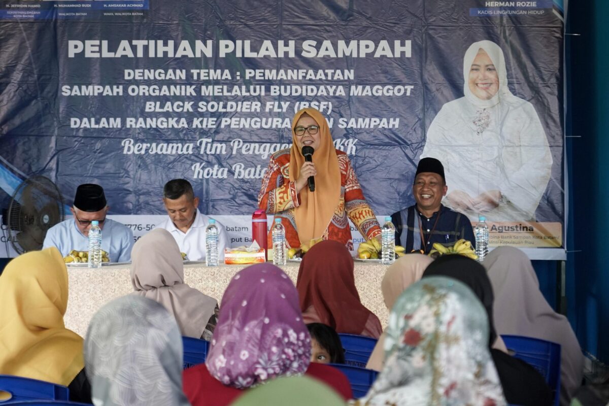 Marlin Agustina pegang mikrofon. Foto:Istimewa