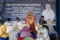 Marlin Agustina pegang mikrofon. Foto:Istimewa