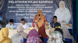 Marlin Agustina pegang mikrofon. Foto:Istimewa