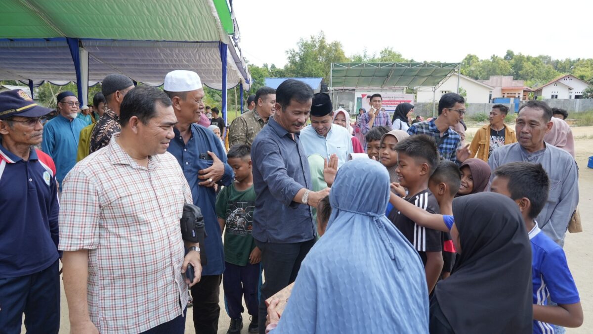 Rudi bersama warga Karimun, Minggu (14/7). Foto:DN/matapedia