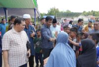 Rudi bersama warga Karimun, Minggu (14/7). Foto:DN/matapedia