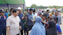 Rudi bersama warga Karimun, Minggu (14/7). Foto:DN/matapedia