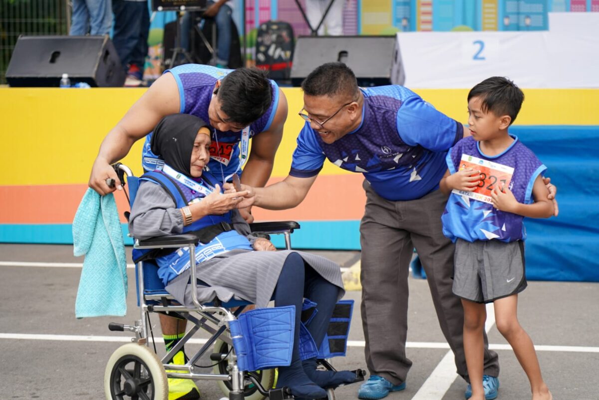 Ardiwinata berbincang dengan ibu pelari Batam10K, Minggu (14/7). Foto:Istimewa