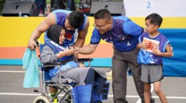 Ardiwinata berbincang dengan ibu pelari Batam10K, Minggu (14/7). Foto:Istimewa
