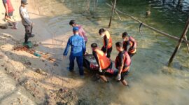 Tim SAR mengevakuasi jenazah korban di bawah Jembatan 5 Barelang, Senin (15/7/2024). Foto:Istimewa