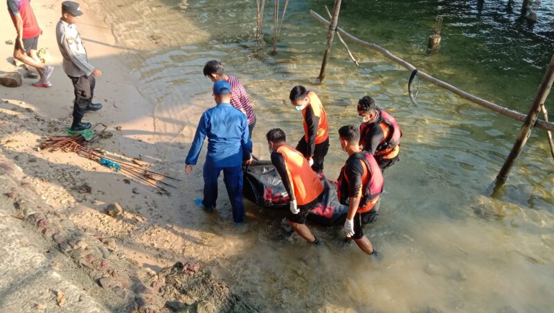 Tim SAR mengevakuasi jenazah korban di bawah Jembatan 5 Barelang, Senin (15/7/2024). Foto:Istimewa