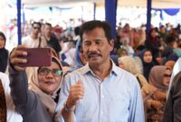 Warga Tanjungpinang bersama Rudi beberapa waktu lalu. Foto:Istimewa