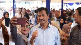 Warga Tanjungpinang bersama Rudi beberapa waktu lalu. Foto:Istimewa