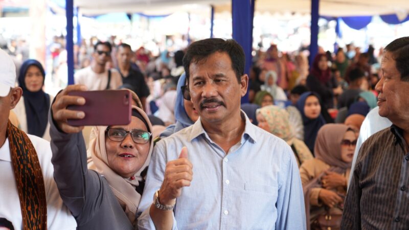 Warga Tanjungpinang bersama Rudi beberapa waktu lalu. Foto:Istimewa