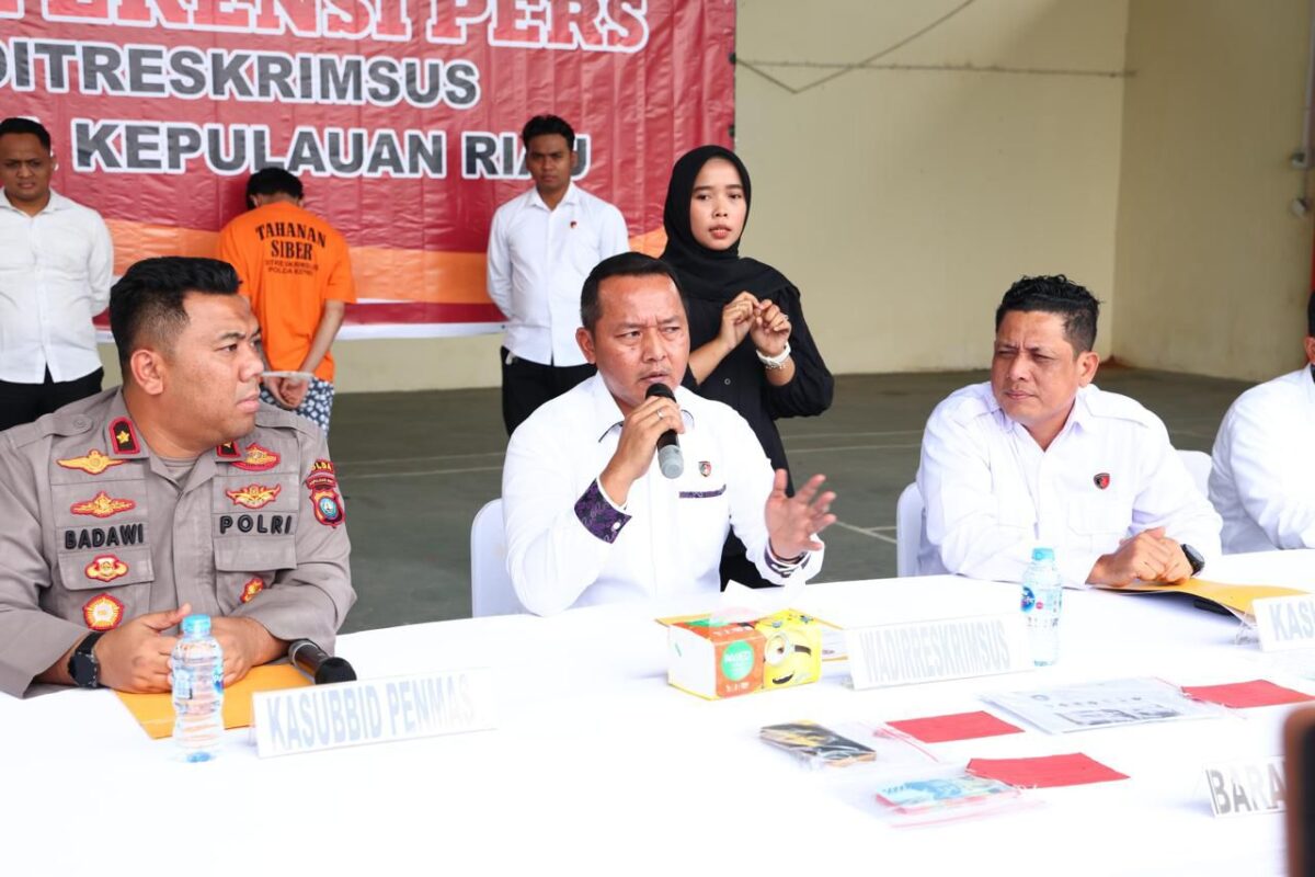 Ditreskrimsus mengamankan 1 orang selebgram Batam yang terlibat dalam penyebaran situs judi online. Wadirreskrimsus AKBP Ade Kuncoro pimpin Ekspos di Batam, ekspos digelar di Hanggar Cakra Buana Samapta Polda Kepri, Senin (15/7/2024). Matapedia6.com/Dok Humas Polda