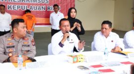 Ditreskrimsus mengamankan 1 orang selebgram Batam yang terlibat dalam penyebaran situs judi online. Wadirreskrimsus AKBP Ade Kuncoro pimpin Ekspos di Batam, ekspos digelar di Hanggar Cakra Buana Samapta Polda Kepri, Senin (15/7/2024). Matapedia6.com/Dok Humas Polda