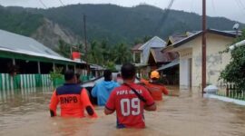 Petugas BNPB dan juga stakeholder lainnya menyisir rumah warga yang terendam banjir di Kota Gorontalo, Senin (15/7/2024) Matapedia6.com/ Dok BNPB