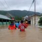Petugas BNPB dan juga stakeholder lainnya menyisir rumah warga yang terendam banjir di Kota Gorontalo, Senin (15/7/2024) Matapedia6.com/ Dok BNPB