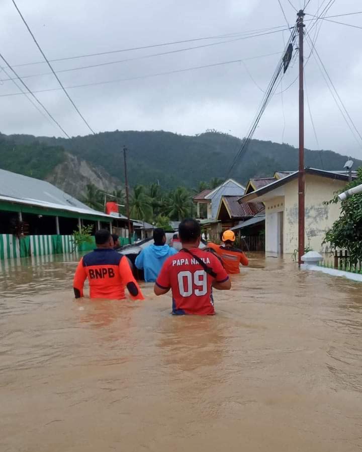 Petugas BNPB dan juga stakeholder lainnya menyisir rumah warga yang terendam banjir di Kota Gorontalo, Senin (15/7/2024) Matapedia6.com/ Dok BNPB