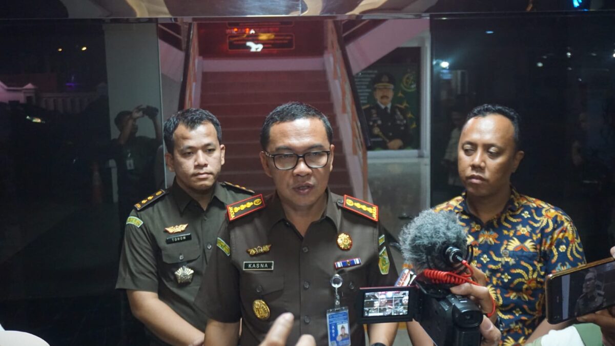 Kepala Kejaksaan Negeri Batam saat memberikan keterangan pers, Senin (15/7/2024). Foto:Dok/Kejari