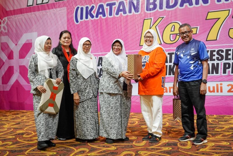 Marlin Agustina bersama Sekda Batam Jefridin. Foto:Ist