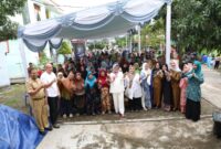 Marlin Agustina bersama warga Batu Aji. Foto:Istimewa