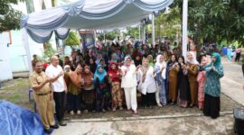 Marlin Agustina bersama warga Batu Aji. Foto:Istimewa