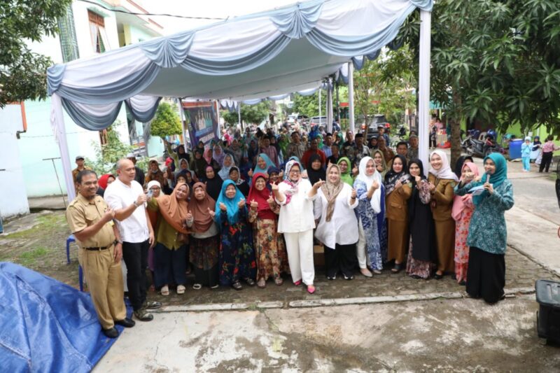 Marlin Agustina bersama warga Batu Aji. Foto:Istimewa