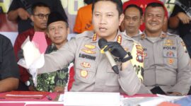 Kapolresta Barelang Kombes Pol Heribertus Ompusunggu menunjukkan barang bukti narkotika jenis sabu yang diungkap jajaran s
Satres Narkoba Polresta Barelang saat ekspos, Selasa (16/7/2024).Matapedia6.com/ Dok Humas Polresta