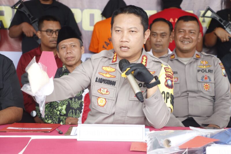 Kapolresta Barelang Kombes Pol Heribertus Ompusunggu menunjukkan barang bukti narkotika jenis sabu yang diungkap jajaran s
Satres Narkoba Polresta Barelang saat ekspos, Selasa (16/7/2024).Matapedia6.com/ Dok Humas Polresta