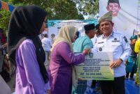 Gubernur Provinsi Kepri Ansar Ahmad serahkan bantuan kepada masyarakat dalam kunjungan kerjanya ke Kabupaten Lingga, Rabu (16/7/2024) Matapedia6.com/Diskominfo Kepri
