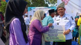 Gubernur Provinsi Kepri Ansar Ahmad serahkan bantuan kepada masyarakat dalam kunjungan kerjanya ke Kabupaten Lingga, Rabu (16/7/2024) Matapedia6.com/Diskominfo Kepri