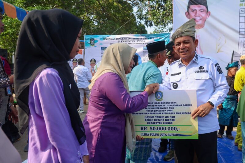 Gubernur Provinsi Kepri Ansar Ahmad serahkan bantuan kepada masyarakat dalam kunjungan kerjanya ke Kabupaten Lingga, Rabu (16/7/2024) Matapedia6.com/Diskominfo Kepri