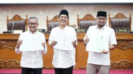 Penyerahan berkas Ranperda APBD Perubahan Kota Batam tahun anggaran  2024, saat Rapat Paripurna di DPRD Batam, Selasa (16/7/2024).Matapedia6.com/ Dok Humas DPRD