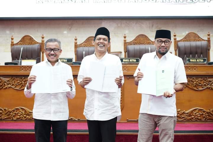 Penyerahan berkas Ranperda APBD Perubahan Kota Batam tahun anggaran  2024, saat Rapat Paripurna di DPRD Batam, Selasa (16/7/2024).Matapedia6.com/ Dok Humas DPRD