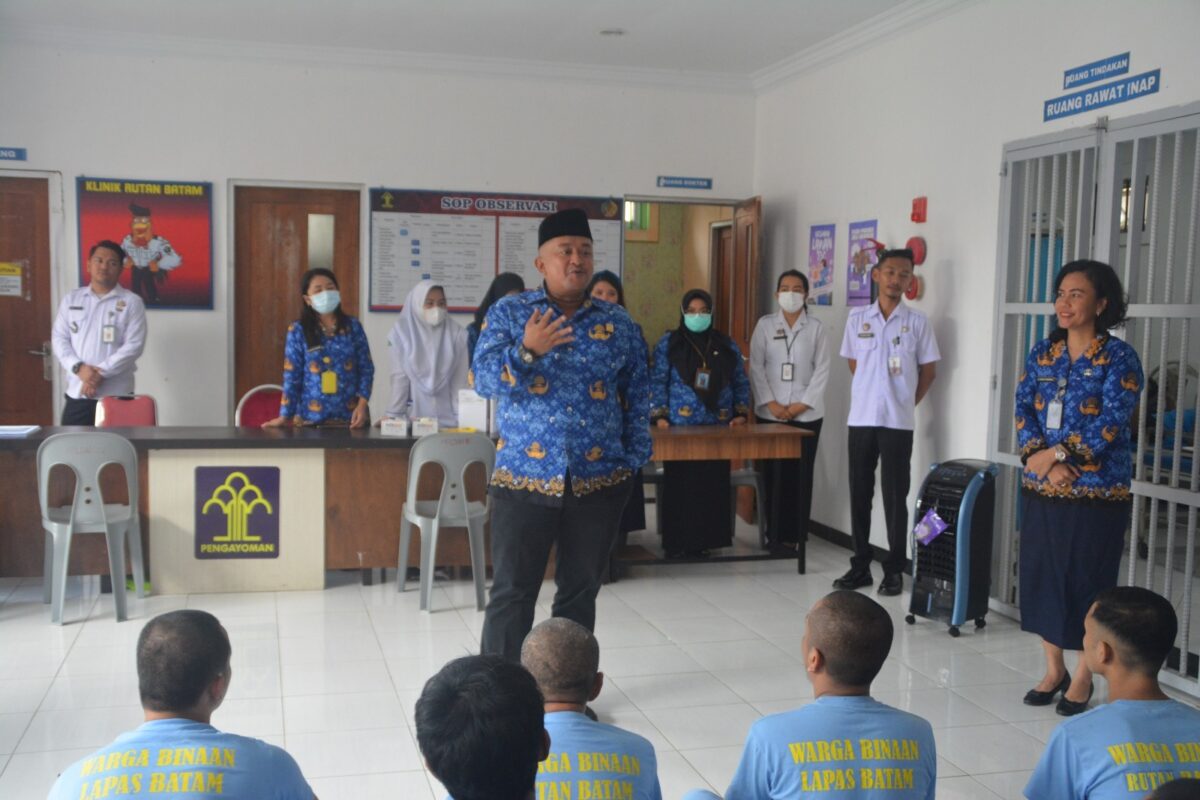 Karutan Batam saat memberikan arahan ke warga binaan, Rabu (17/7). Foto:Dok/Rutan