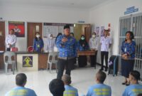 Karutan Batam saat memberikan arahan ke warga binaan, Rabu (17/7). Foto:Dok/Rutan