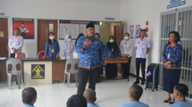 Karutan Batam saat memberikan arahan ke warga binaan, Rabu (17/7). Foto:Dok/Rutan