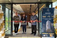 Potong pita sebagai tanda resmi buka Pop-Up Store Opus Bay, Kamis (18/7/2024). Foto:Dok/Opus Bay
