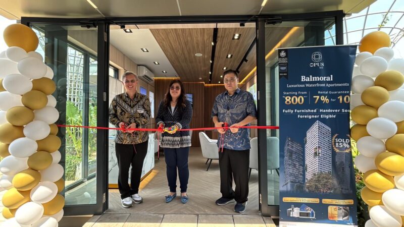 Potong pita sebagai tanda resmi buka Pop-Up Store Opus Bay, Kamis (18/7/2024). Foto:Dok/Opus Bay