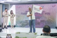Direktur Network & IT Solution Telkom, Herlan Wijanarko saat menancapkan tiang bambu sebagai simbolisasi kesiapan TelkomGroup dalam menyelenggarakan rehearsal test infrastruktur telekomunikasi IKN di Balikpapan, Rabu (17/7). Foto:Telkom