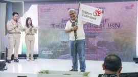 Direktur Network & IT Solution Telkom, Herlan Wijanarko saat menancapkan tiang bambu sebagai simbolisasi kesiapan TelkomGroup dalam menyelenggarakan rehearsal test infrastruktur telekomunikasi IKN di Balikpapan, Rabu (17/7). Foto:Telkom