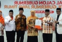 Pasangan Calon Gubernur dan Calon Wakil Gubernur Jawa Timur Khofifah Indar Parawansa dan Emil Elistianto Dardak saat menerima surat rekomendasi dukungan dari Partai PKS di Kantor DPP PKS Jakarta, Kamis (18/7/2024).Matapedia6.com/ Istimewa