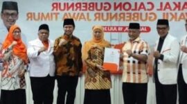 Pasangan Calon Gubernur dan Calon Wakil Gubernur Jawa Timur Khofifah Indar Parawansa dan Emil Elistianto Dardak saat menerima surat rekomendasi dukungan dari Partai PKS di Kantor DPP PKS Jakarta, Kamis (18/7/2024).Matapedia6.com/ Istimewa