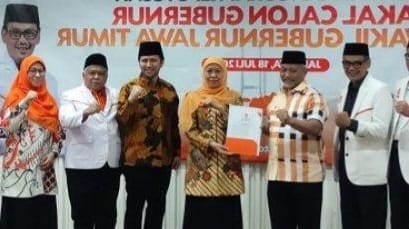 Pasangan Calon Gubernur dan Calon Wakil Gubernur Jawa Timur Khofifah Indar Parawansa dan Emil Elistianto Dardak saat menerima surat rekomendasi dukungan dari Partai PKS di Kantor DPP PKS Jakarta, Kamis (18/7/2024).Matapedia6.com/ Istimewa