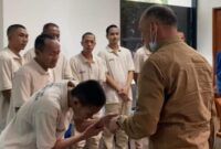 Wakil Bupati Natuna Rodhial Huda bersalaman dengan 8 Nelayan Asal Natuna yang di vonis bebas oleh pihak otoritas Malaysia karena tidak ditemukannya bukti yang kuat tentang pelanggaran batas wilayah saat melaut, Kamis (18/7/2024). Matapedia6.com/Diskominfo