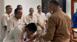 Wakil Bupati Natuna Rodhial Huda bersalaman dengan 8 Nelayan Asal Natuna yang di vonis bebas oleh pihak otoritas Malaysia karena tidak ditemukannya bukti yang kuat tentang pelanggaran batas wilayah saat melaut, Kamis (18/7/2024). Matapedia6.com/Diskominfo